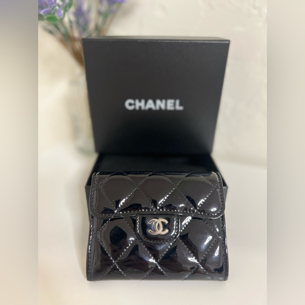 EUC Chanel Compact Wallet in Black Quiled Patent Leather with Silver CC logo - Picture 8 of 11